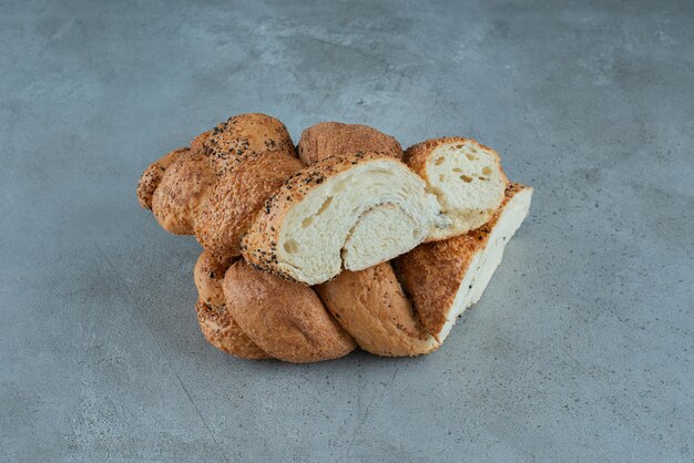 Foto gratuita pastelería trenzada fresca sobre mármol.