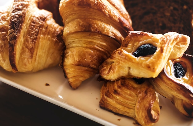 Foto gratuita pasteles caseros en el desayuno de un hotel