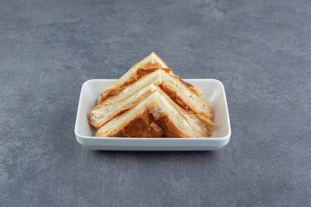 Pasteles caseros con queso en un plato blanco.