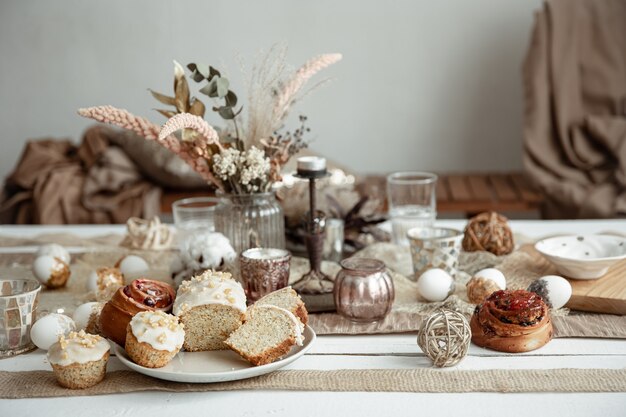 Pasteles caseros recién horneados en una mesa festiva de Pascua. Hogar que sirve estilo Hygge.