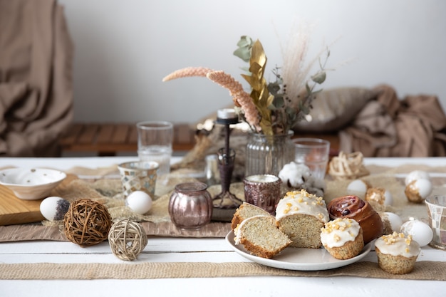 Pasteles caseros recién horneados en una mesa festiva de Pascua.