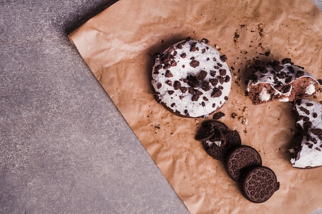 Pasteles de chocolate y galletas en papel de confitería