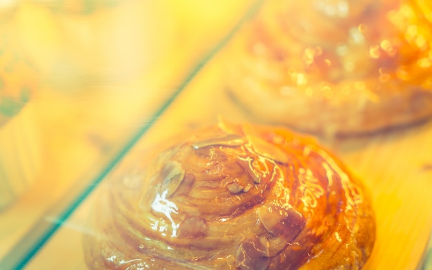 Foto gratuita pasteles de colores brillantes en el refrigerador.