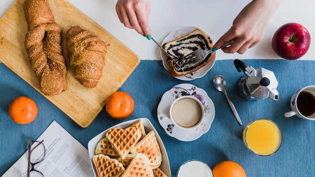 Pasteles de corte de mano de cultivo para el desayuno