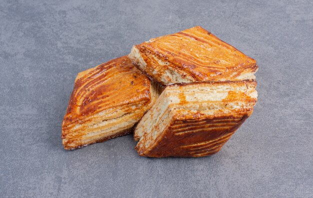 Pasteles crujientes caseros sobre mesa de mármol.