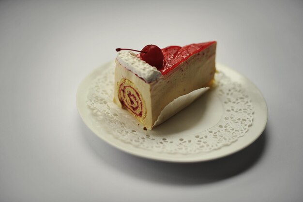 Pasteles dulces con comida de cereza aislado en blanco