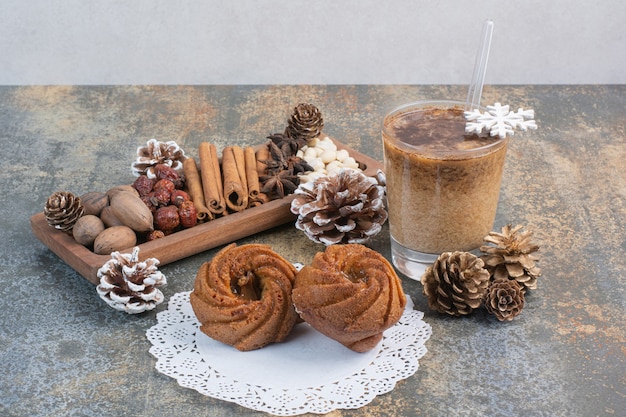 Pasteles dulces con piñas y taza de café. Foto de alta calidad