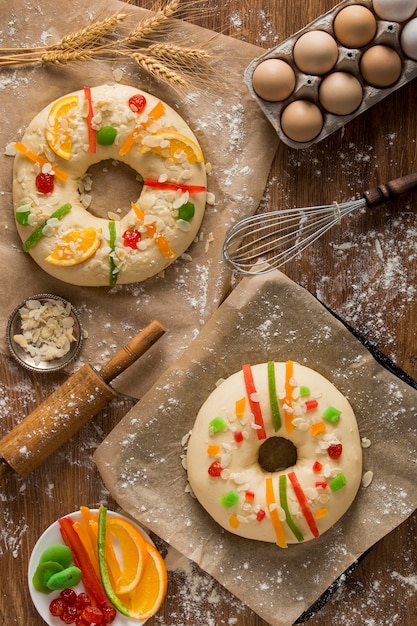 Foto gratuita pasteles de epifanía laicos planos roscon de reyes