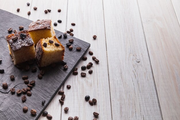 Pasteles y granos de café