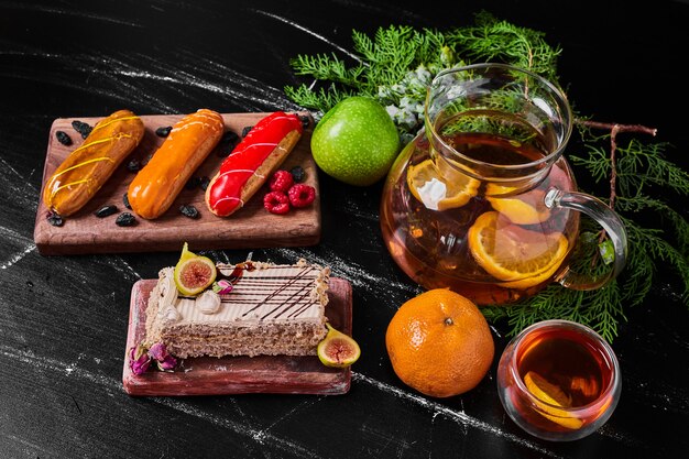 Pasteles y limonada en bandeja de madera.