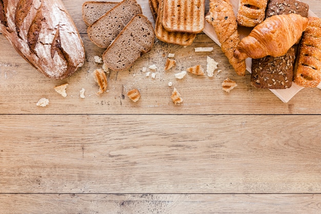 Foto gratuita pasteles y pan con copia espacio