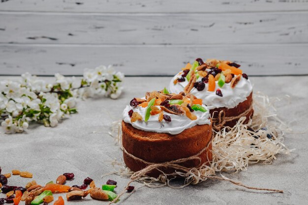 Pasteles de Pascua y huevos sobre un fondo concreto