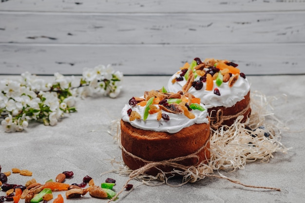 Pasteles de Pascua y huevos sobre un fondo concreto