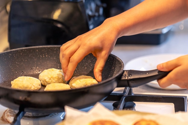 Foto gratuita los pasteles de queso vuelan sobre una sartén, primer plano, panqueques de queso