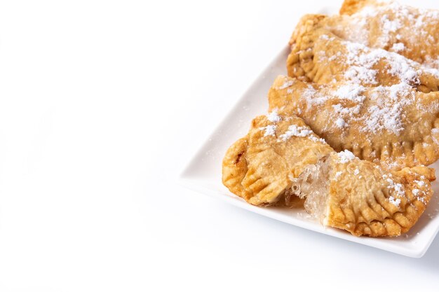 Pasteles rellenos dulces españoles llenos de cabello de ángel aislado sobre fondo blanco.