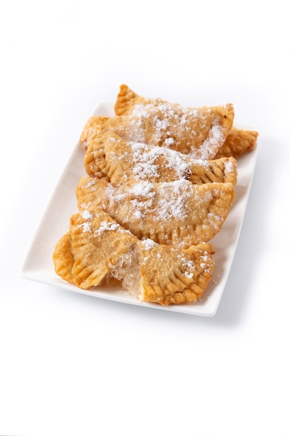 Pasteles rellenos dulces españoles llenos de cabello de ángel aislado sobre fondo blanco.