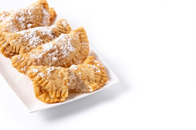 Pasteles rellenos dulces españoles llenos de cabello de ángel aislado sobre fondo blanco.