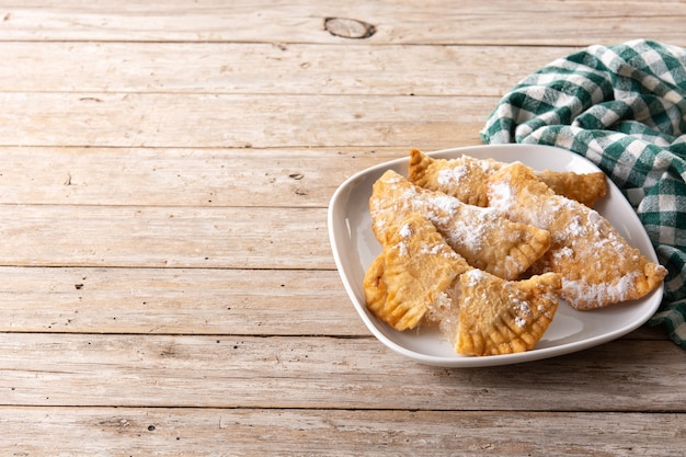 Pasteles rellenos dulces españoles llenos de cabello de ángel en la mesa de madera.