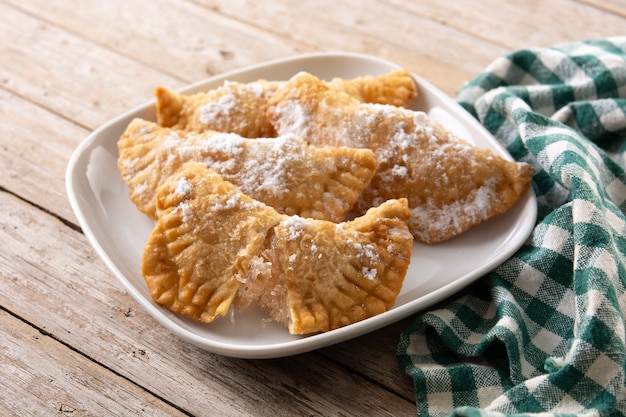 Pasteles rellenos dulces españoles llenos de cabello de ángel en la mesa de madera.