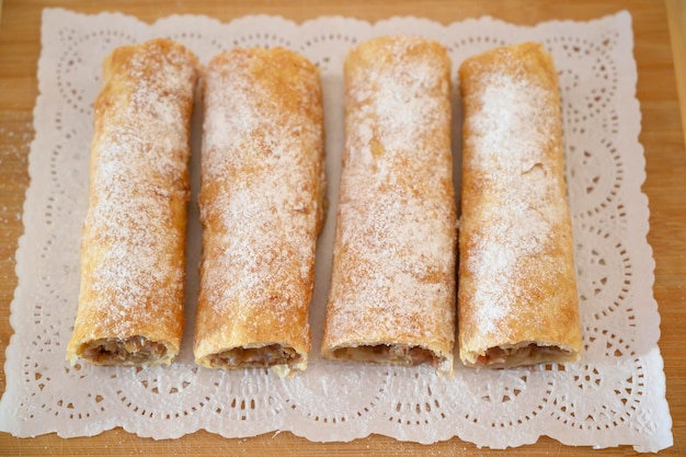 Pasteles rústicos icónicos rumanos y moldavos con polvo de azúcar blanco relleno de cereza agria