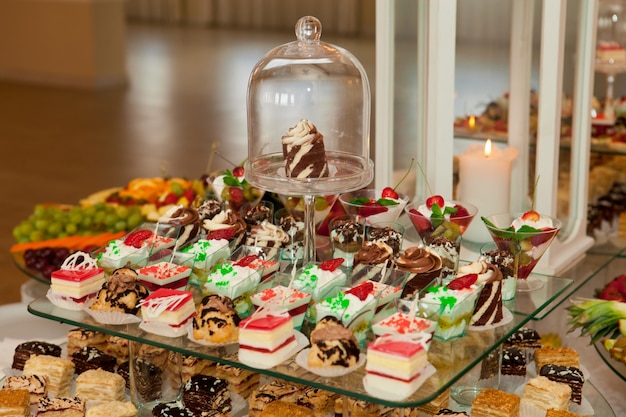 Pasteles sabrosos y dulces en el banquete de bodas