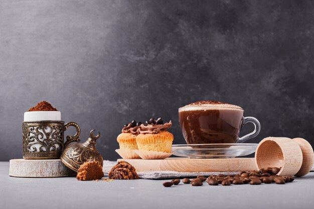 Pasteles con una taza de chocolate caliente.