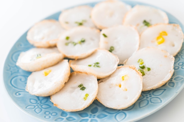 Foto gratuita pasteles tostados con mortero