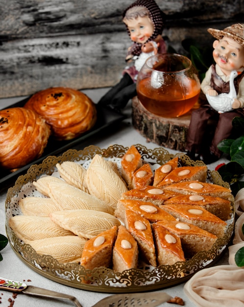 Pasteles tradicionales de azerbaiyán shakarbura y placa de bakhlava