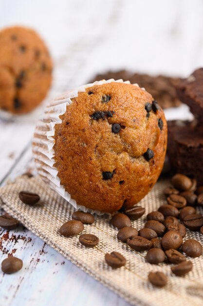 Pastelitos de plátano mezclados con chispas de chocolate en un plato blanco.