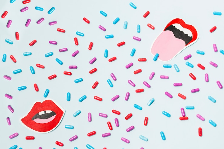 Foto gratuito pastillas con una boca dibujada