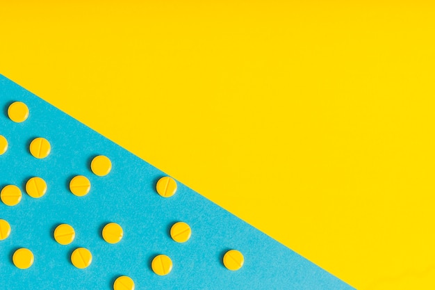 Pastillas circulares sobre fondo azul y amarillo