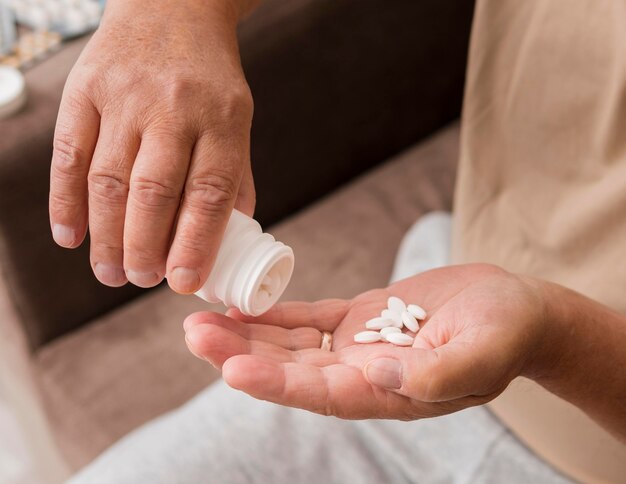 Pastillas de explotación de mano de primer plano