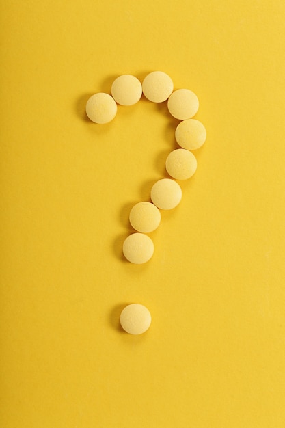 Foto gratuita pastillas en forma de signo de interrogación