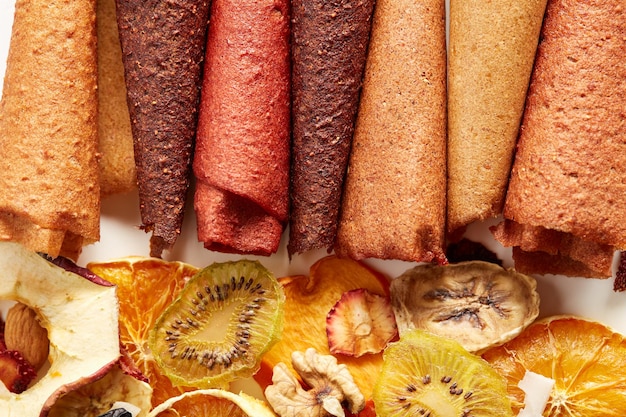 Foto gratuita pastillas de frutas cuidadosamente apiladas de diferentes colores y nueces