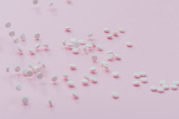 Pastillas sobre fondo rosa