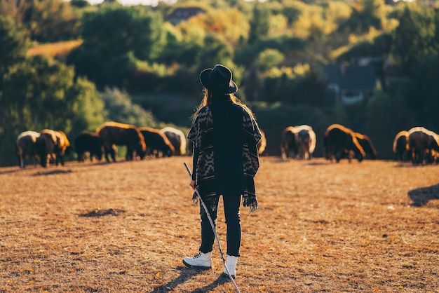 Foto gratuita pastora y rebaño de ovejas en un césped