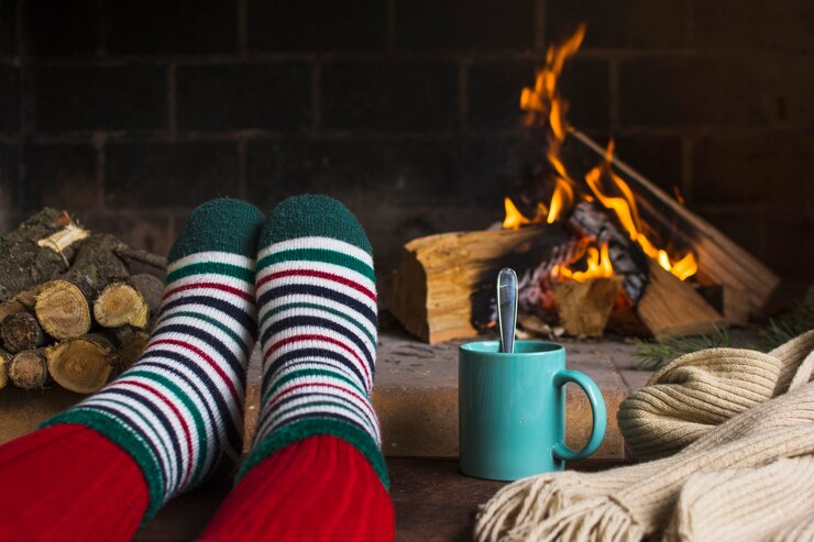 Foto gratuito patas de cultivo cerca de bebida y chimenea