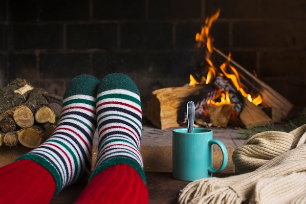 Patas de cultivo cerca de bebida y chimenea