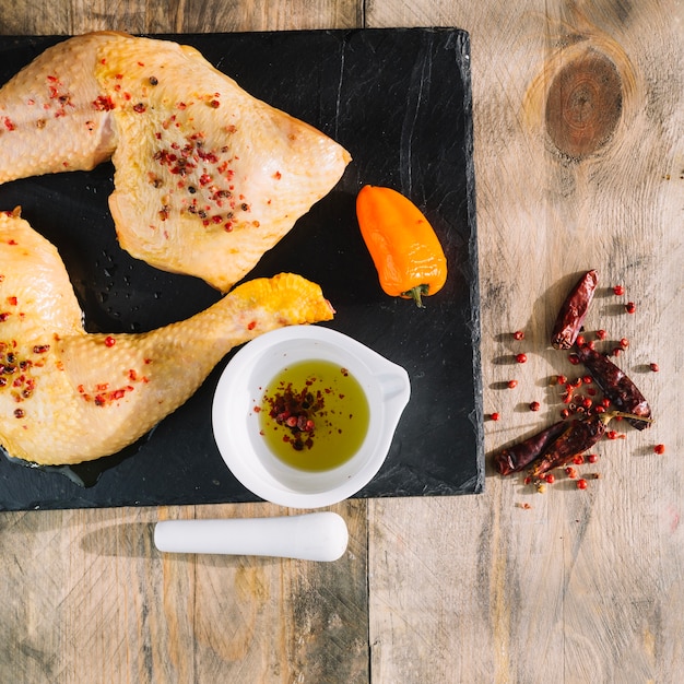 Foto gratuita patas de pollo sin cocer y pimienta