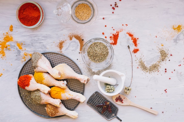 Patas de pollo con especias en la sartén