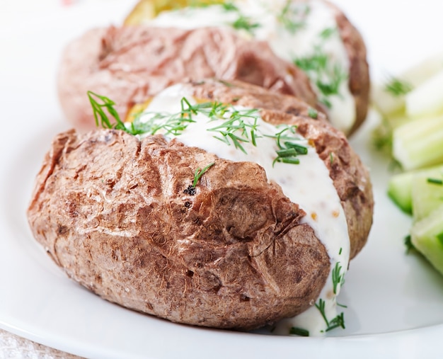 Foto gratuita patata al horno rellena de crema agria