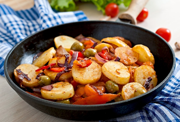 Patata al horno con verduras en una sartén