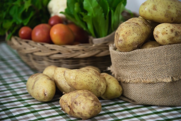 Patata fresca en la cocina lista para cocinar