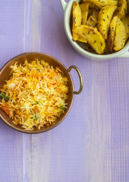 Foto gratuita patata frita y arroz en la mesa