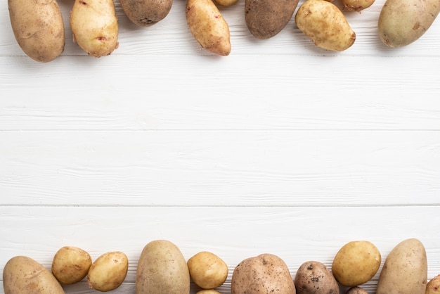 Foto gratuita patatas alineadas en la mesa