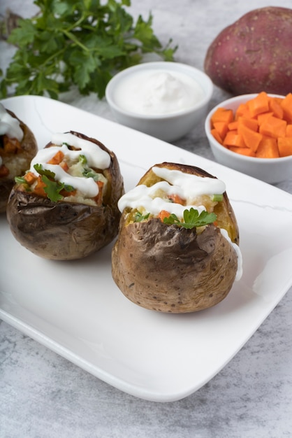 Foto gratuita patatas cocidas en plato blanco