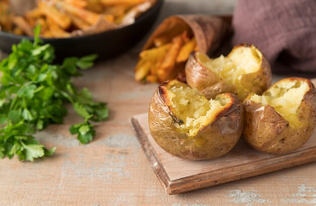 Patatas cocidas sobre tabla de madera