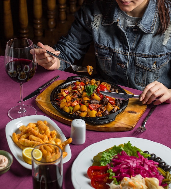 Foto gratuita patatas fritas y champiñones sobre tabla de madera