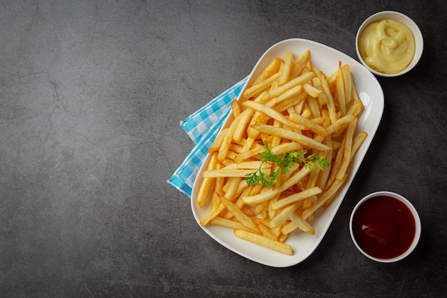 Patatas fritas crujientes con salsa de tomate y mayonesa.