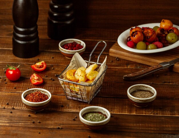 Patatas fritas en forma de manzana sobre la mesa